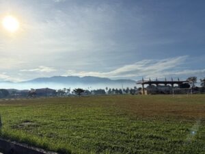 学校の運動場の景色です