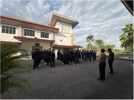 校舎前で教員を前に複数の学生が整列している