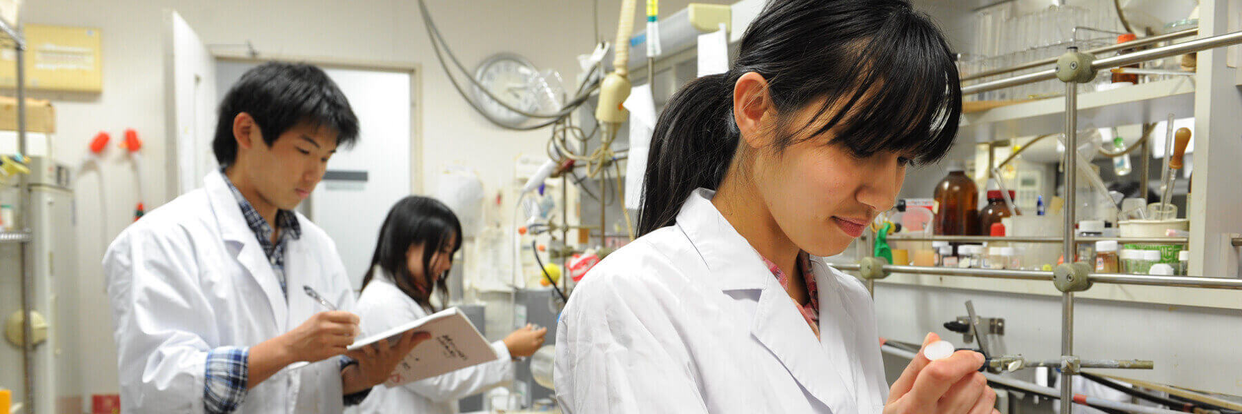 神奈川工科大学応用化学科実験授業の様子